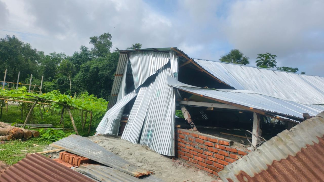 সখীপুরে সংরক্ষিত বনভূমিতে নির্মাণাধীন দোকান উচ্ছেদ