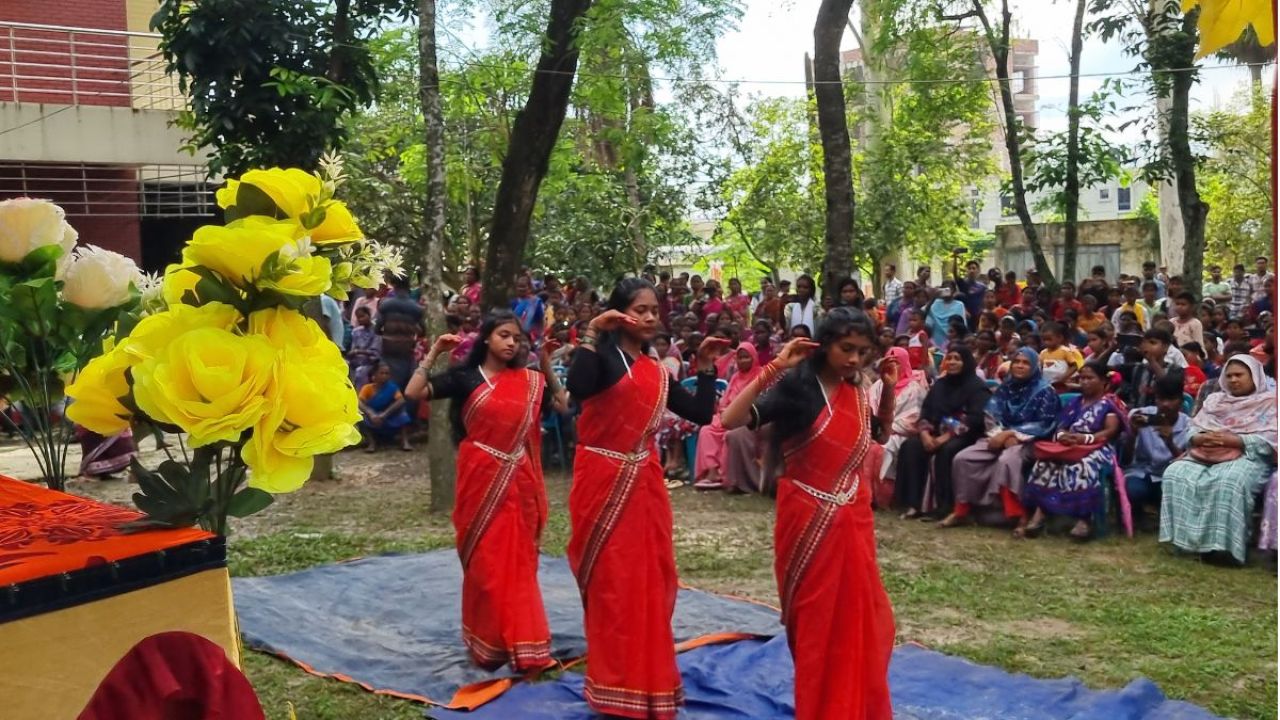 সাপাহারে নাচে-গানে আন্তর্জাতিক আদিবাসী দিবস উদযাপন