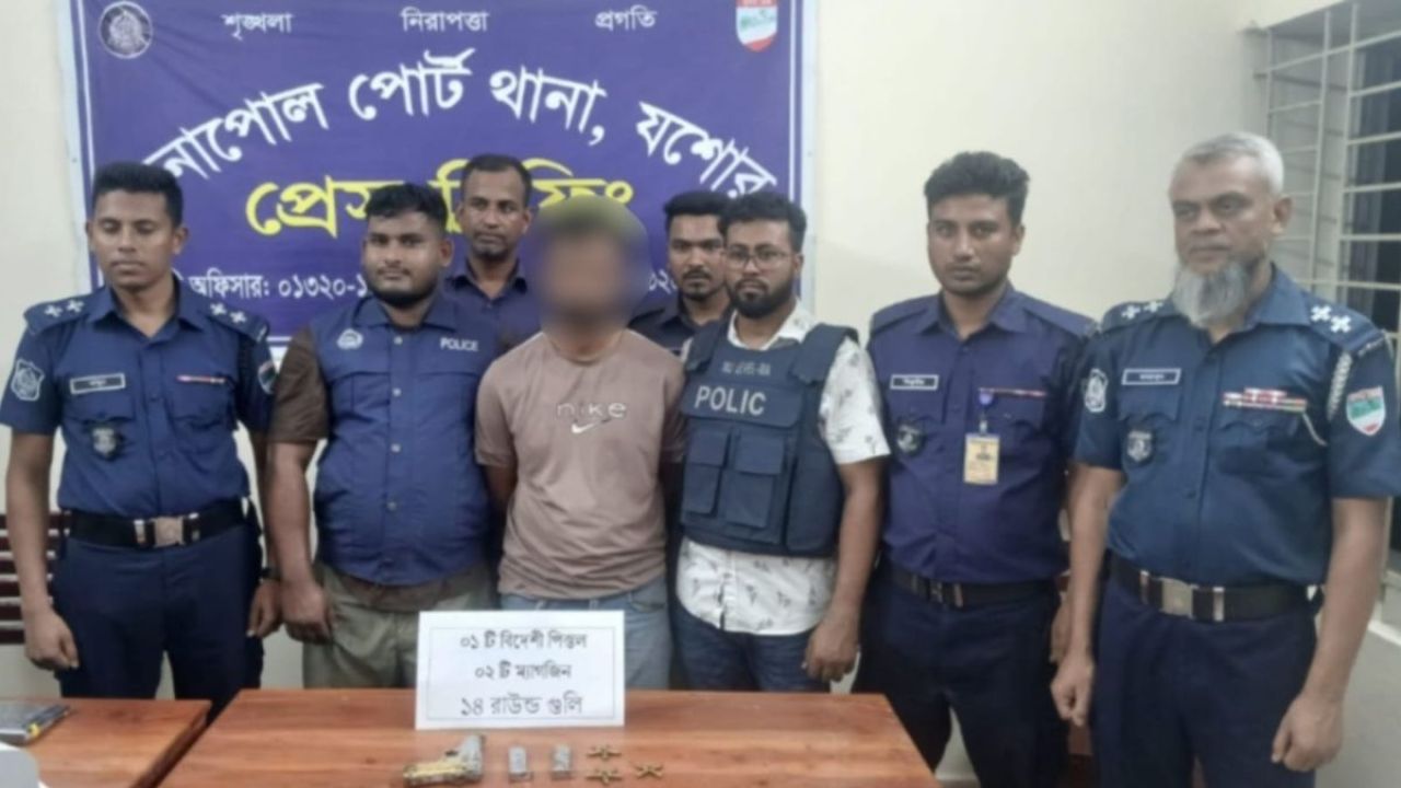 বেনাপোলে বিদেশি পিস্তল ও গুলিসহ যুবক গ্রেপ্তার