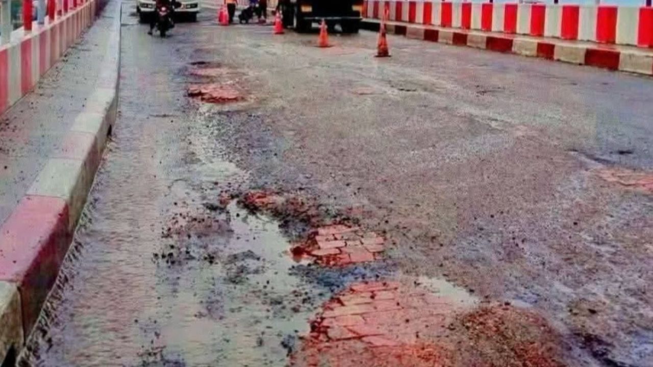 সংস্কারের অভাবে মরণফাঁদ দপদপিয়া সেতু