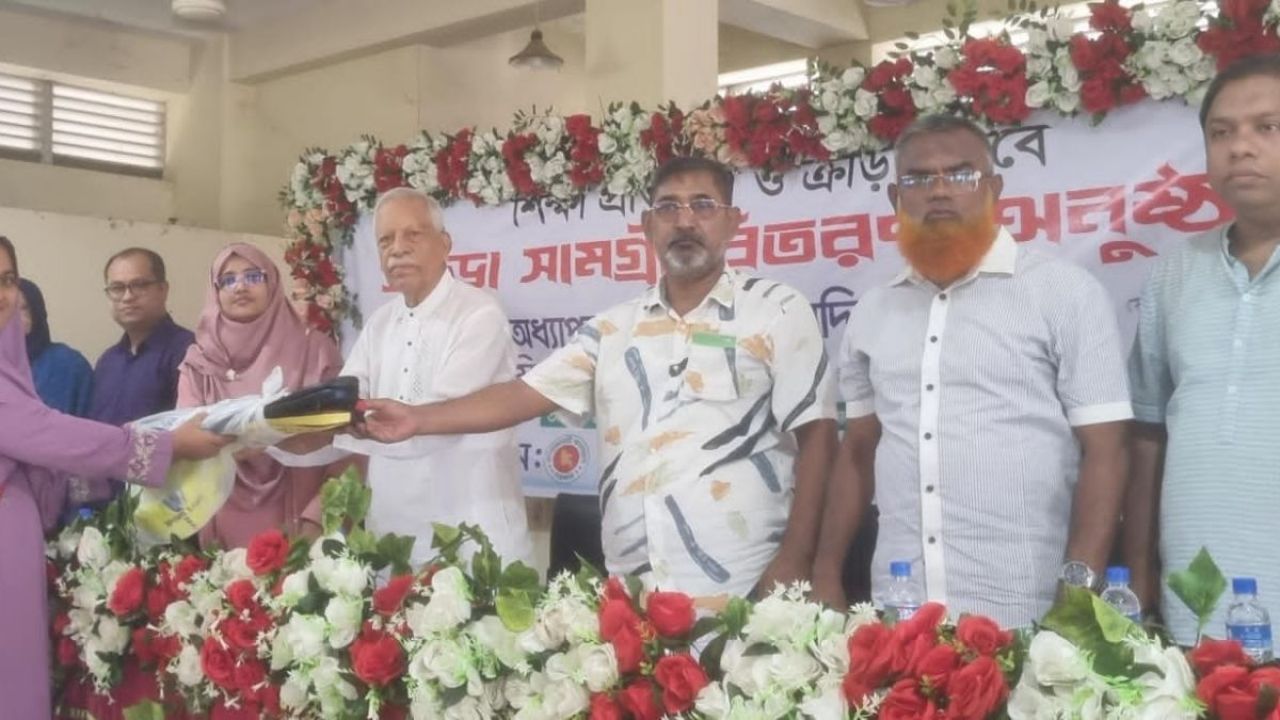 ফেনী সদরের ৬৪ প্রতিষ্ঠানে ক্রীড়া সামগ্রী বিতরণ