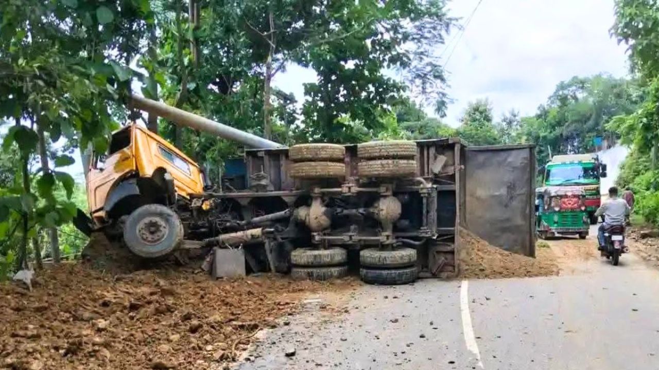 বান্দরবানে ট্রাক উল্টে চালকের মর্মান্তিক মৃত্যু