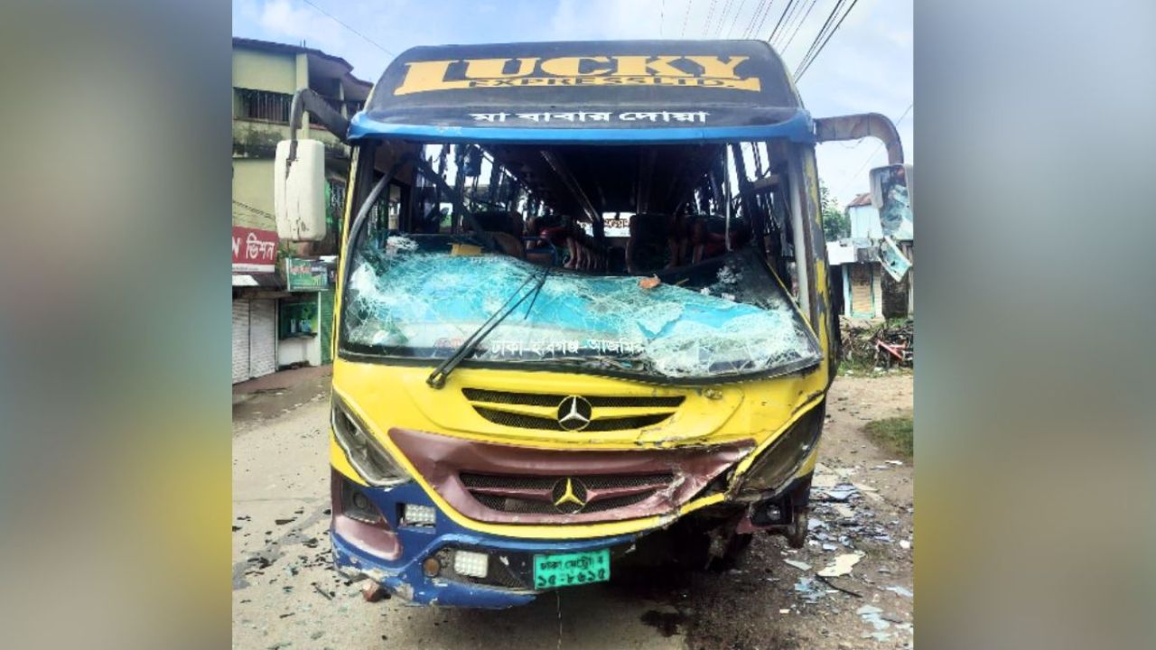 বাস-পিকআপ সংঘর্ষে ৩ সবজি ব্যবসায়ী নিহত