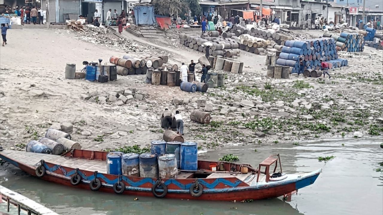 ভৈরব-আশুগঞ্জে মেঘনায় সরকারি তেল পাচারের মহোৎসব