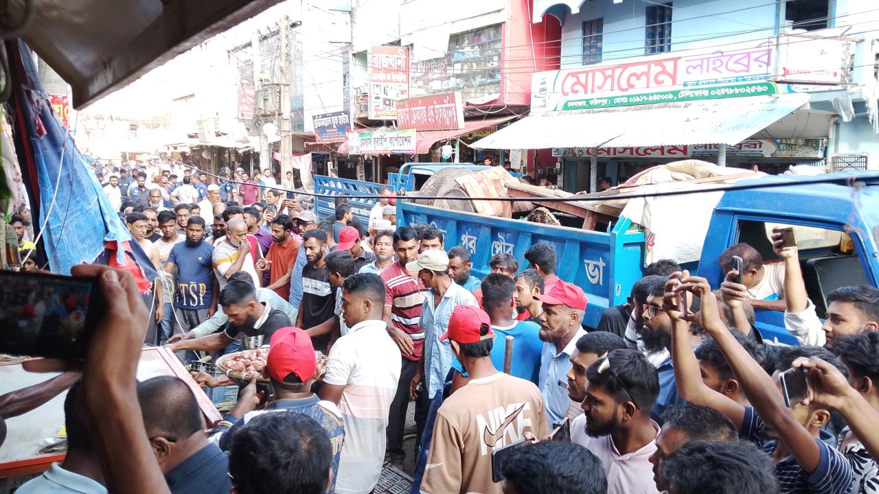 ফরিদপুরে ফুটপাত দখলমুক্ত করতে উচ্ছেদ অভিযান