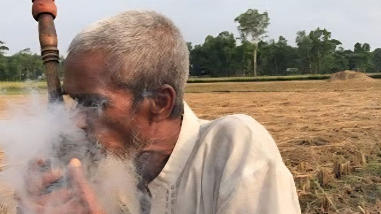 হুকোয় তামাক সেবনের দিনকাল