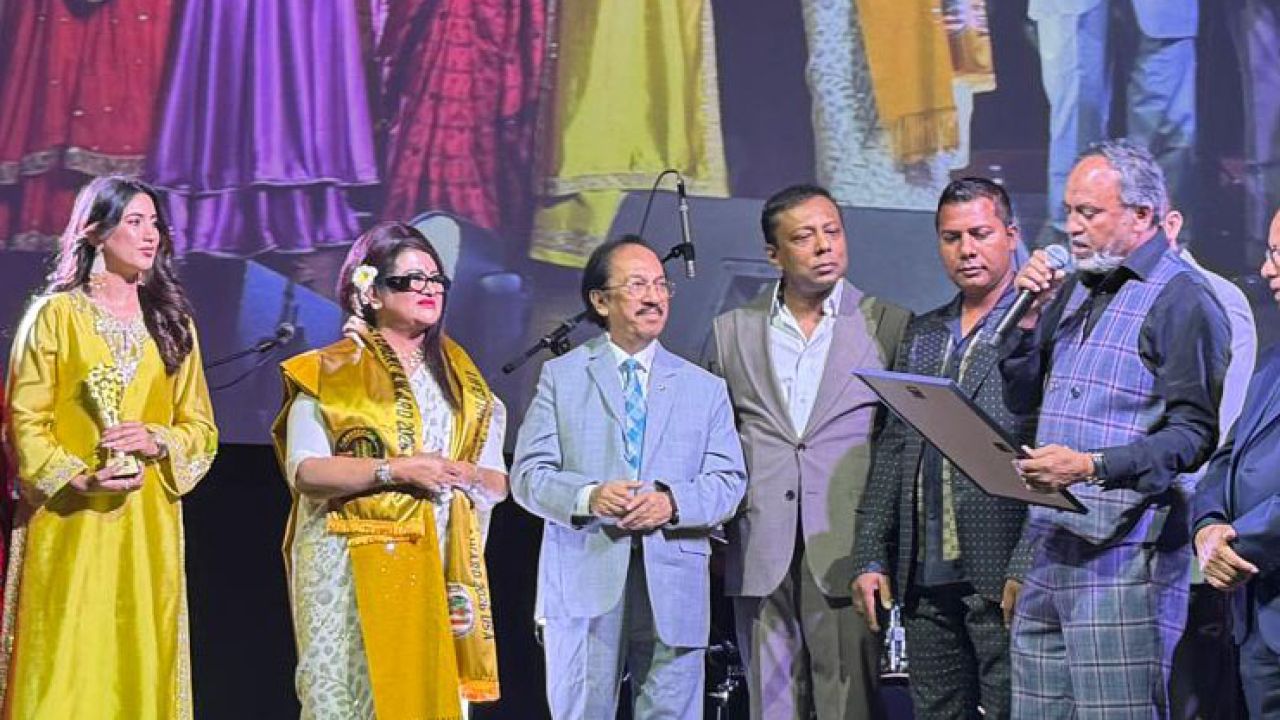 যুক্তরাষ্ট্রে ‘আনন্দ মেলা’ লাইফটাইম অ্যাচিভমেন্ট অ্যাওয়ার্ড পেলেন ববিতা
