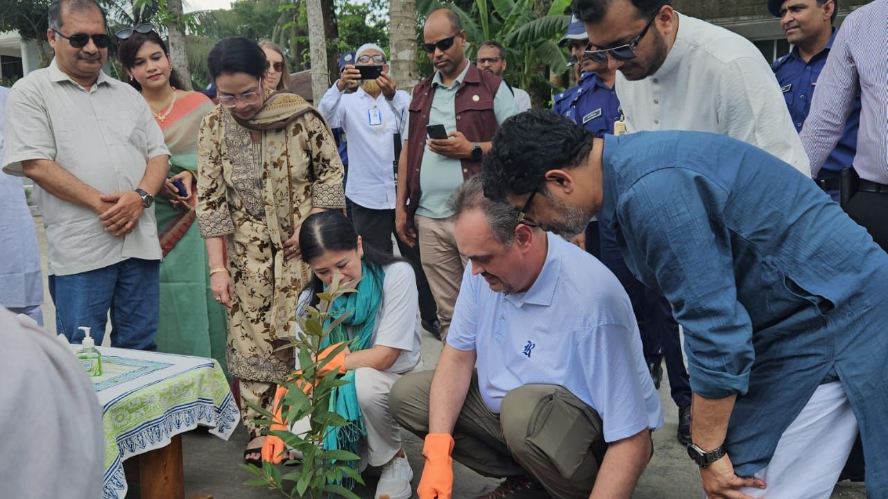 ইলিশ ভাজা আর রসমালাইয়ের স্বাদে আপ্লুত মার্কিন রাষ্ট্রদূত