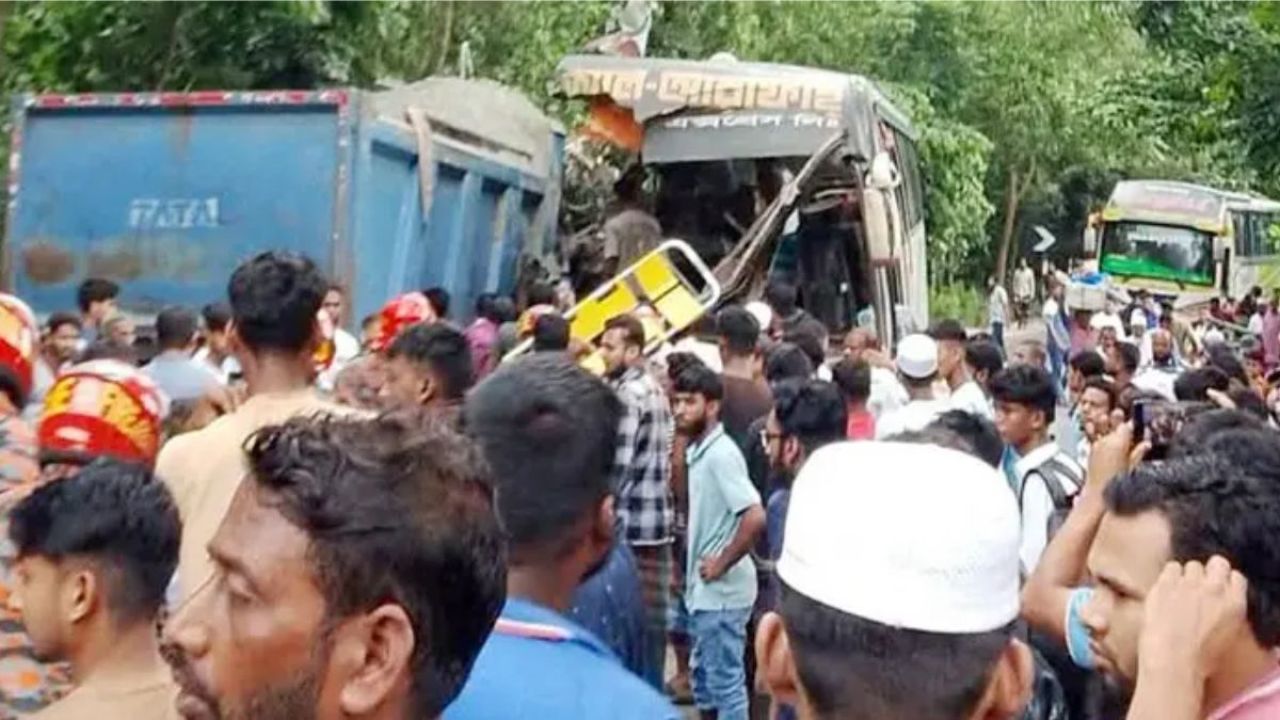 ওভারটেক করতে গিয়ে ভয়াবহ দুর্ঘটনা, নিহত ৩ জন