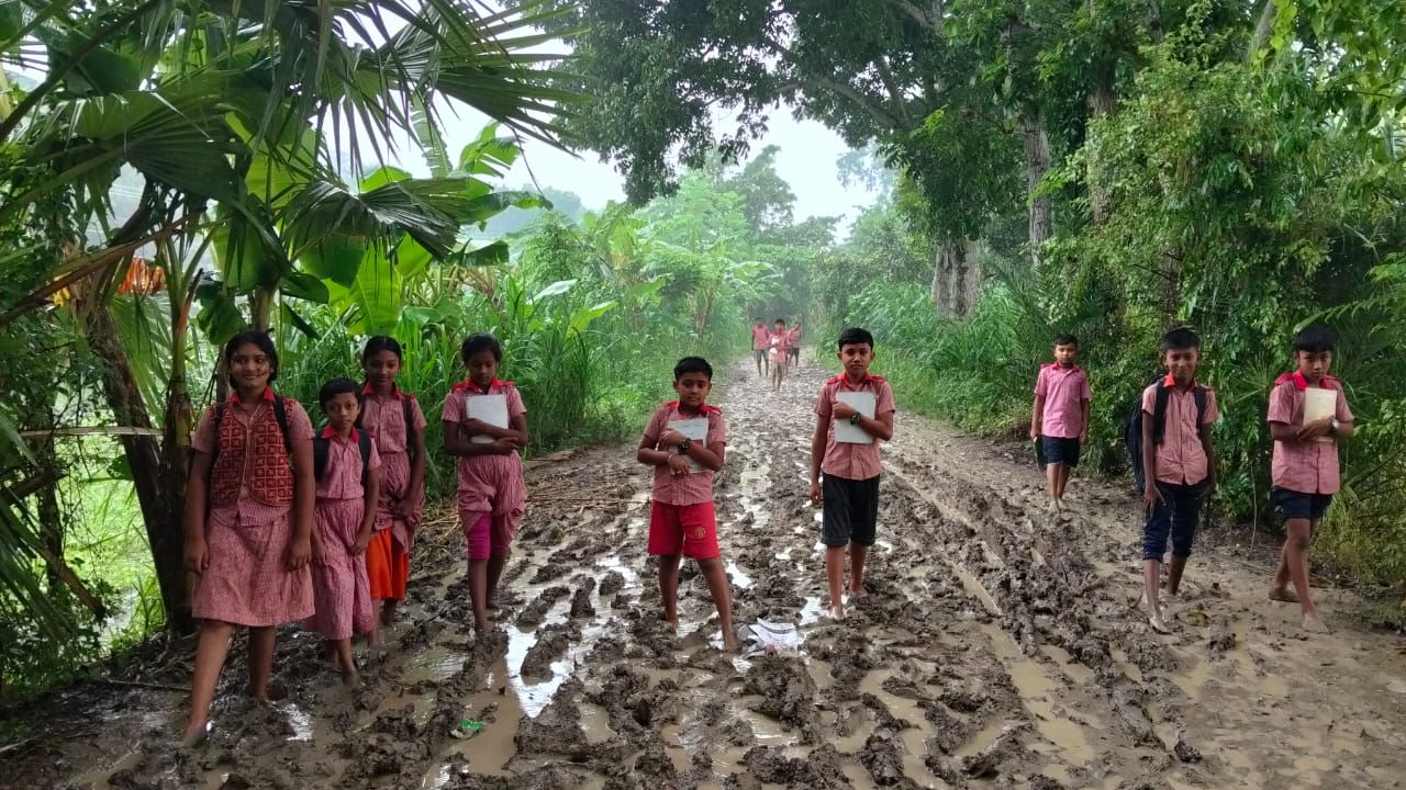 ২৯ বছর ধরে কাদা পেরিয়ে স্কুলে যাচ্ছে শিশুরা