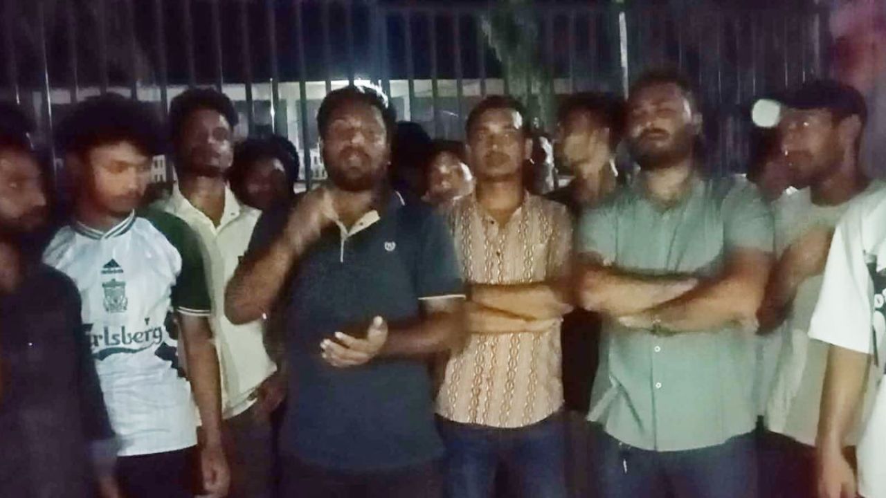 যোগ্যদের বাদ দিয়ে নিয়োগ, গেটে তালা!