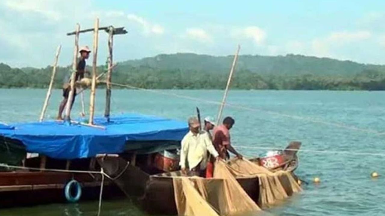 দীর্ঘ সাড়ে তিন মাসের নিষেধাজ্ঞা শেষে কাপ্তাই হ্রদে মাছ ধরা শুরু