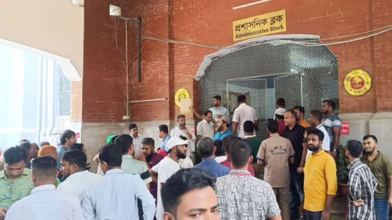 ঢামেকের পরিচালক অবরুদ্ধ, পদত্যাগ চান চিকিৎসরা