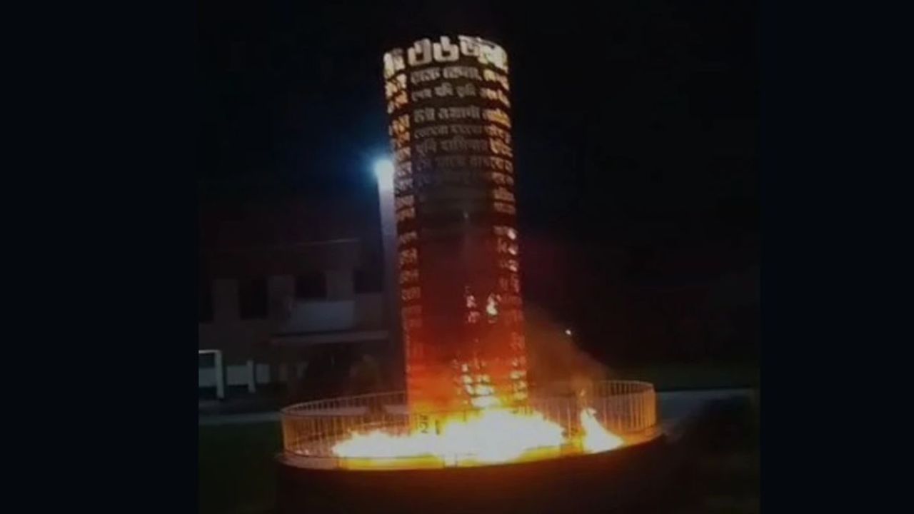 কুষ্টিয়ায় জুলাই স্মৃতিস্তম্ভে আগুন