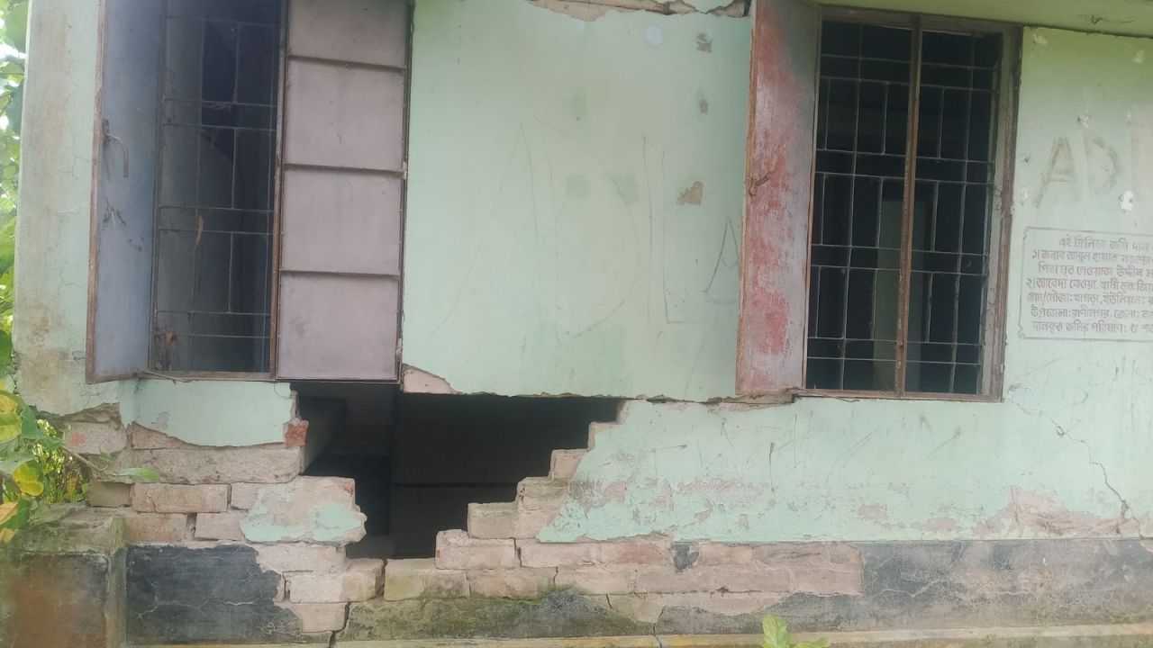 ভবন জরাজীর্ণ, দেড় বছর ধরে ভাড়া বাড়িতে চলছে ক্লিনিক