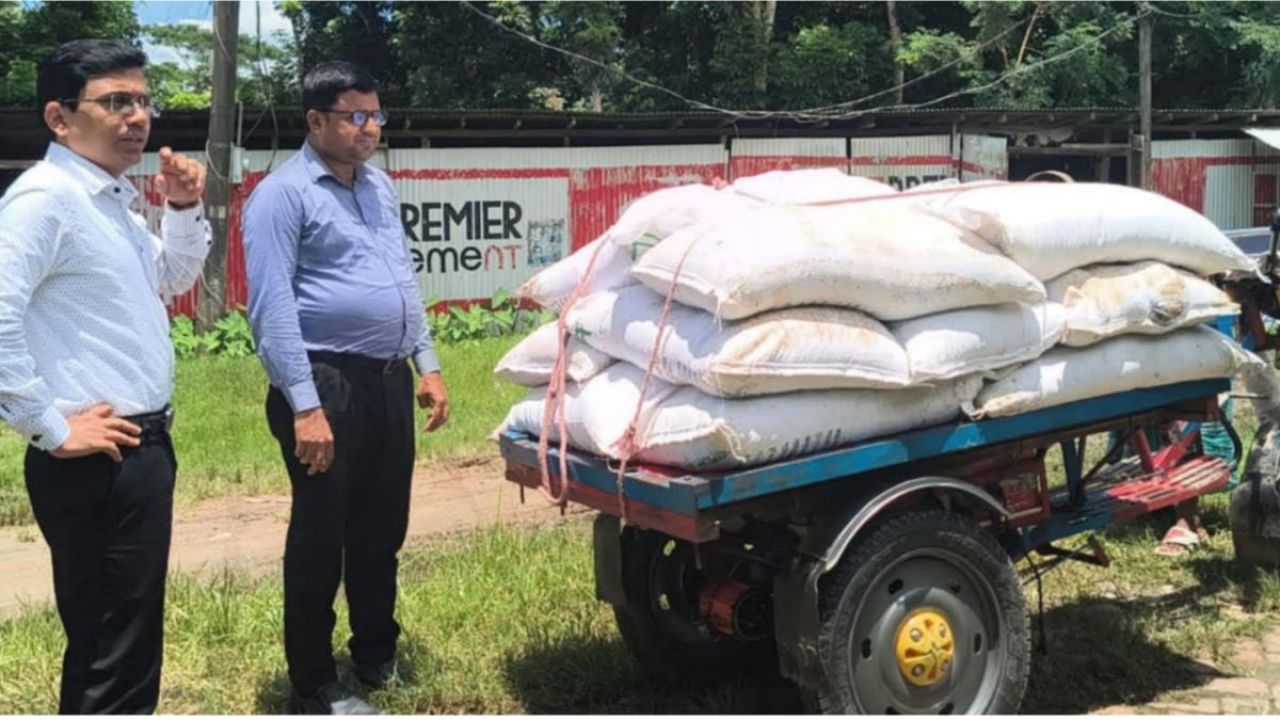 গৌরনদীতে ১৫ বস্তা সার জব্দ