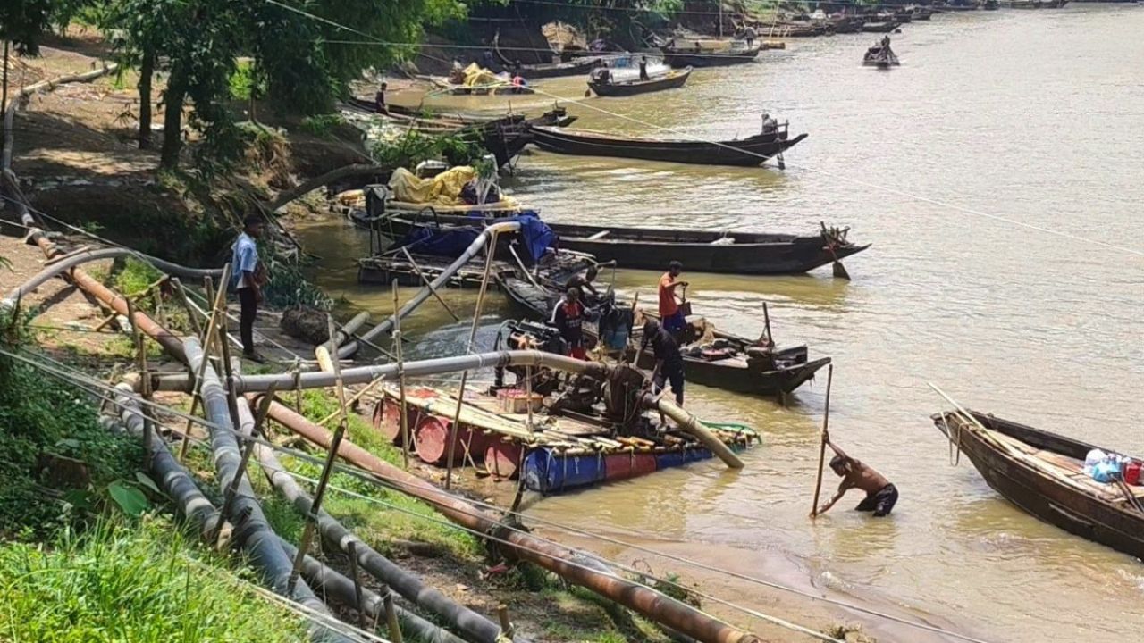 খাসিয়ামারা নদীতে ড্রেজার তাণ্ডবে বিপন্ন জনপদ, নির্বিকার প্রশাসন
