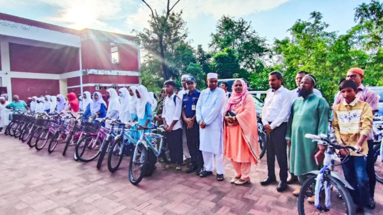 ৬০ শিক্ষার্থীর হাতে স্বপ্নের বাইসাইকেল