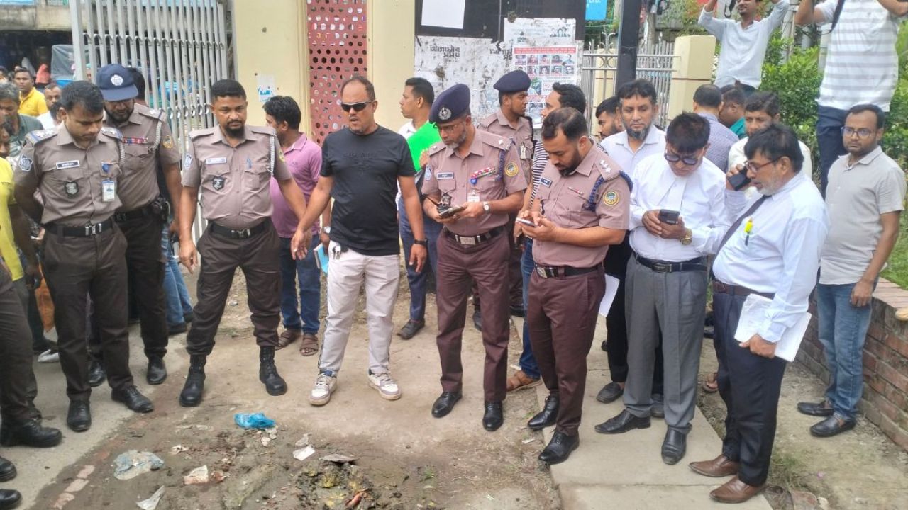 বরিশাল জজ কোর্ট চত্বরে ককটেল বিস্ফোরণ