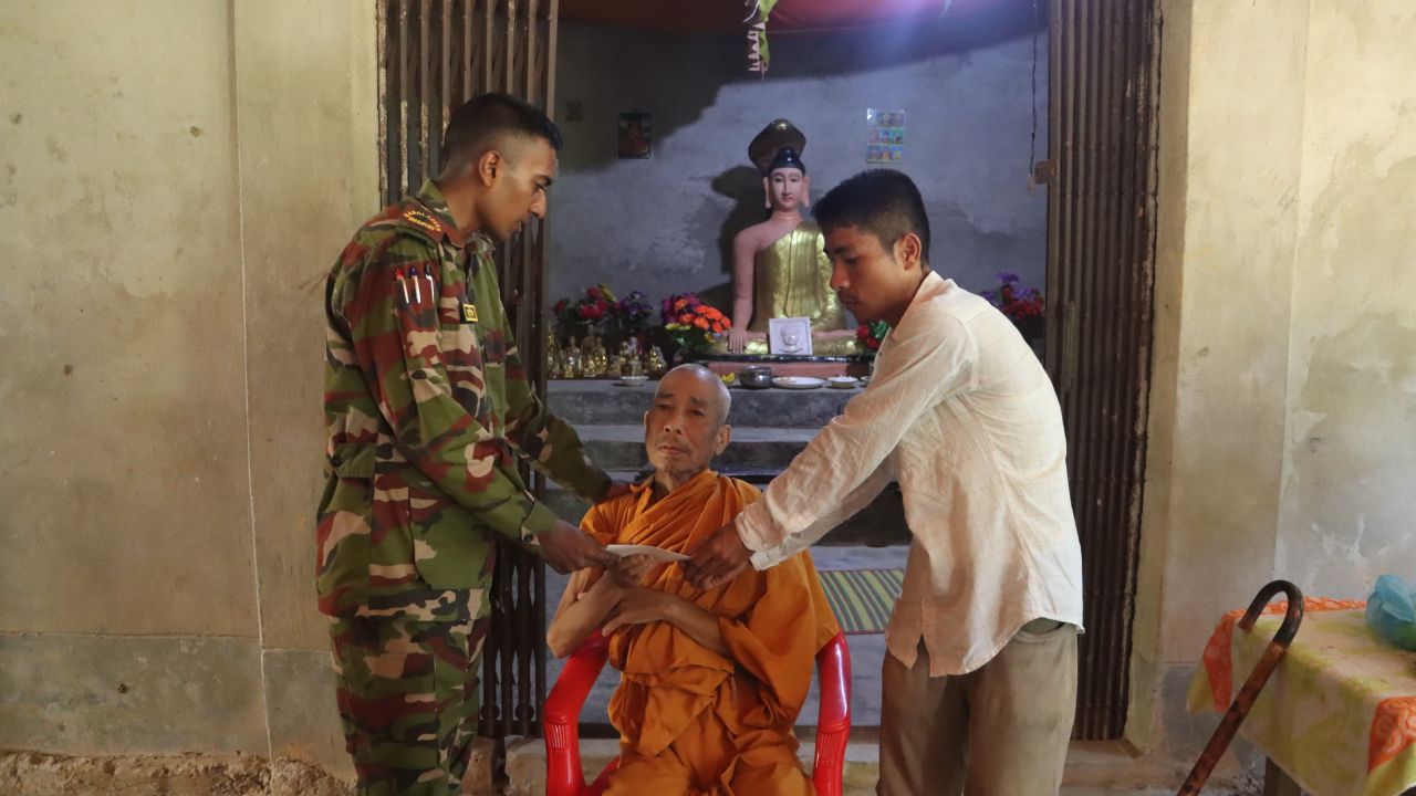 আর্থিক সহায়তা পেল ক্যান্সার আক্রান্তের রিয়েল চাকমার পরিবার 