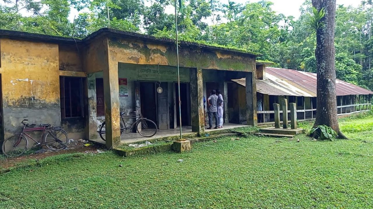 প্রয়োজনীয় পরীক্ষার্থী দেখাতে আনতে হল অন্য বিদ্যালয়ের শিক্ষার্থী