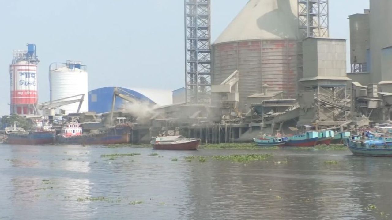 মুন্সীগঞ্জের ধলেশ্বরী নদী এখন ‘রুপালি ধুলার’ বিষে নীল