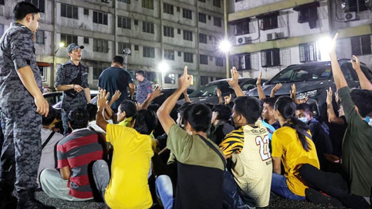 মালয়েশিয়ায় অভিযান: আটক ৩৭০ বাংলাদেশিসহ হাজারের বেশি ‘অবৈধ অভিবাসী’