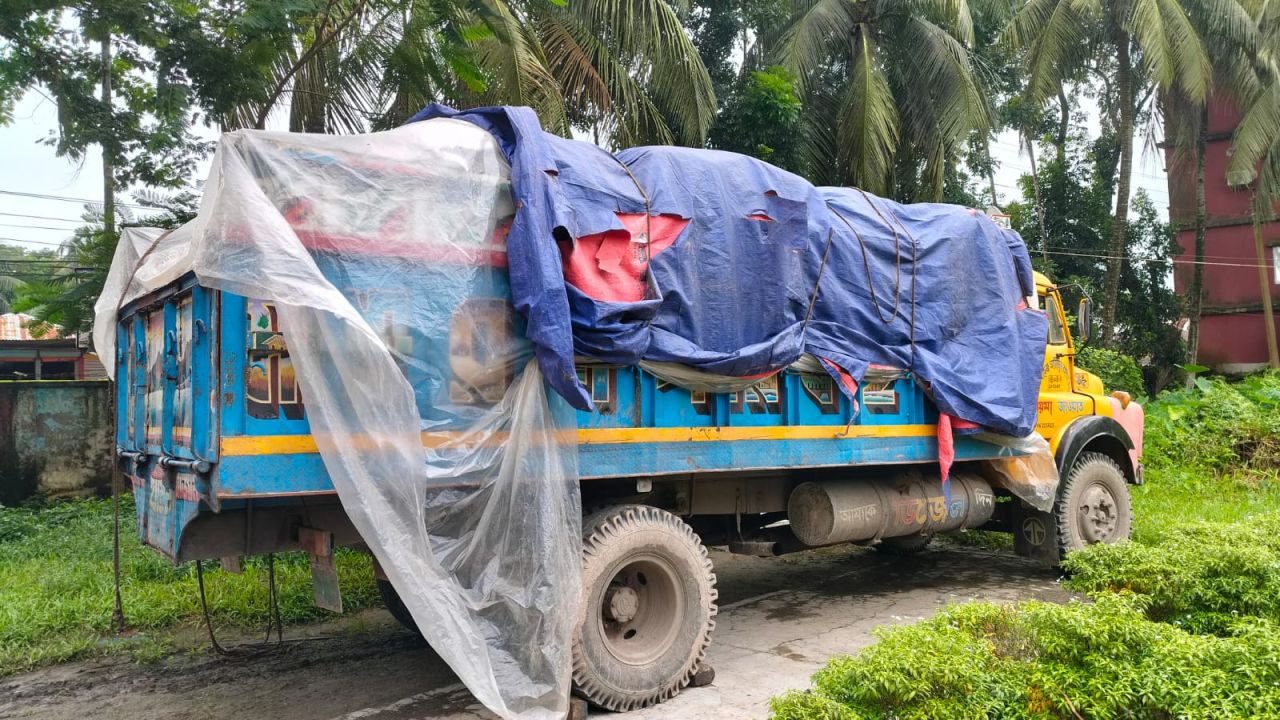মিয়ানমারে পাচারের সময় ট্রাকভর্তি সার জব্দ, আটক ৪