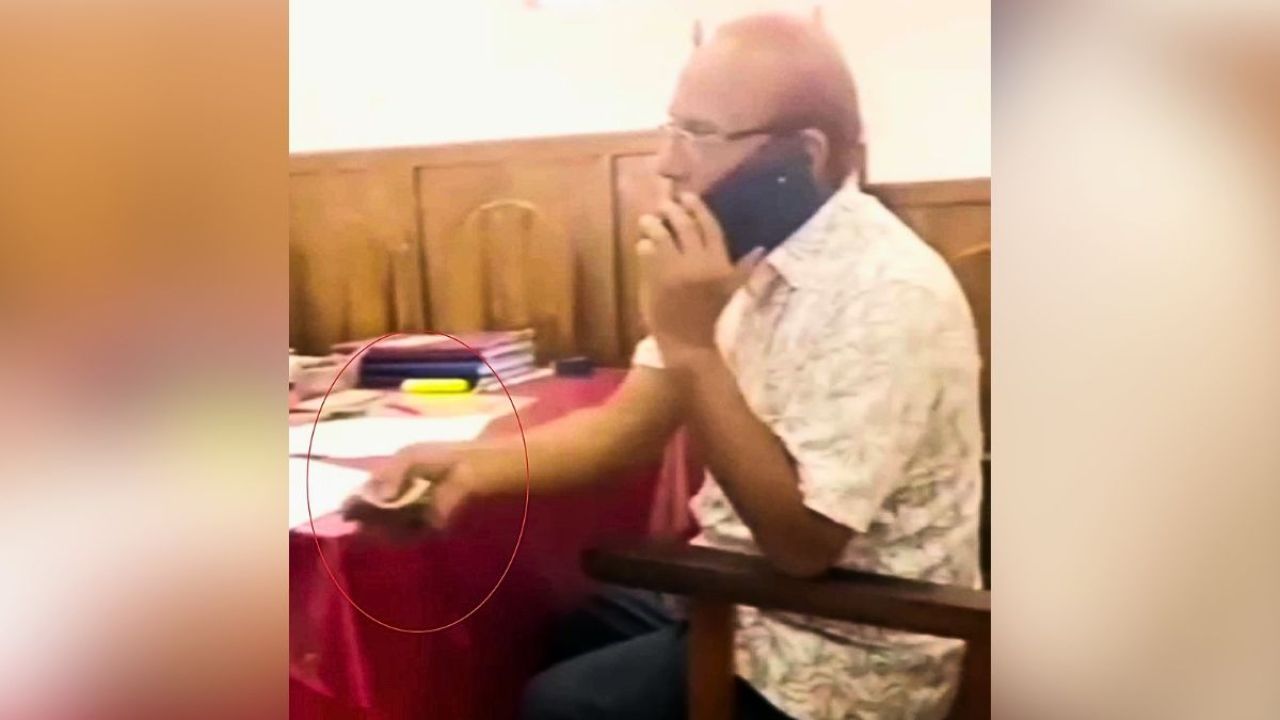 আদালতের ভেতরেই প্রকাশ্য ঘুষ, ভিডিও ভাইরাল