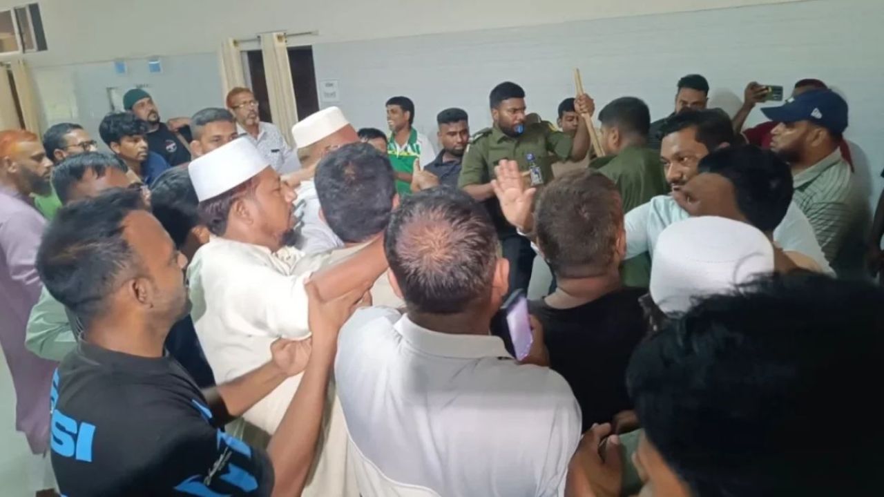 হাসপাতালে এমপির সামনেই বিএনপি-জামায়াতের হাতাহাতি