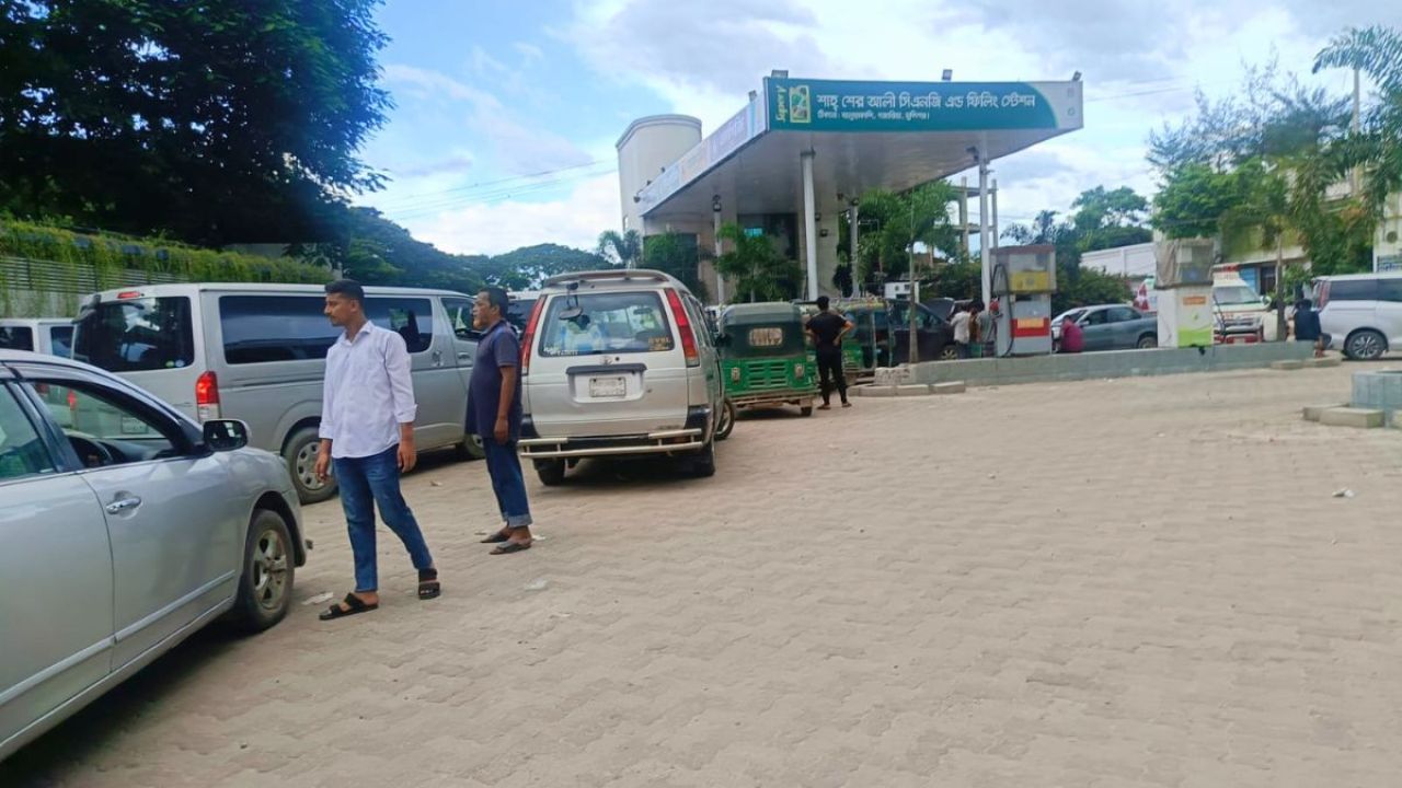 ঘণ্টার পর ঘণ্টা অপেক্ষা, তবুও মিলছে না গ্যাস