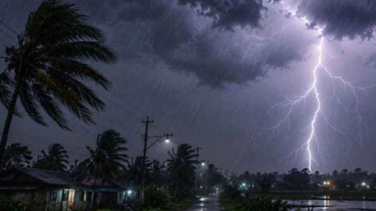 ৫ অঞ্চলে ঝোড়ো বৃষ্টির শঙ্কা, নদীবন্দরে সতর্কসংকেত