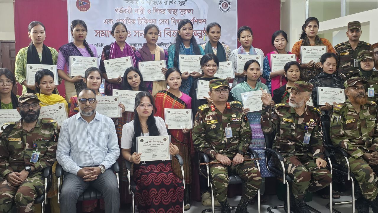 বান্দরবানে দুর্গম এলাকায় মা ও শিশুর স্বাস্থ্যসেবায় সেনাবাহিনীর প্রশিক্ষণ
