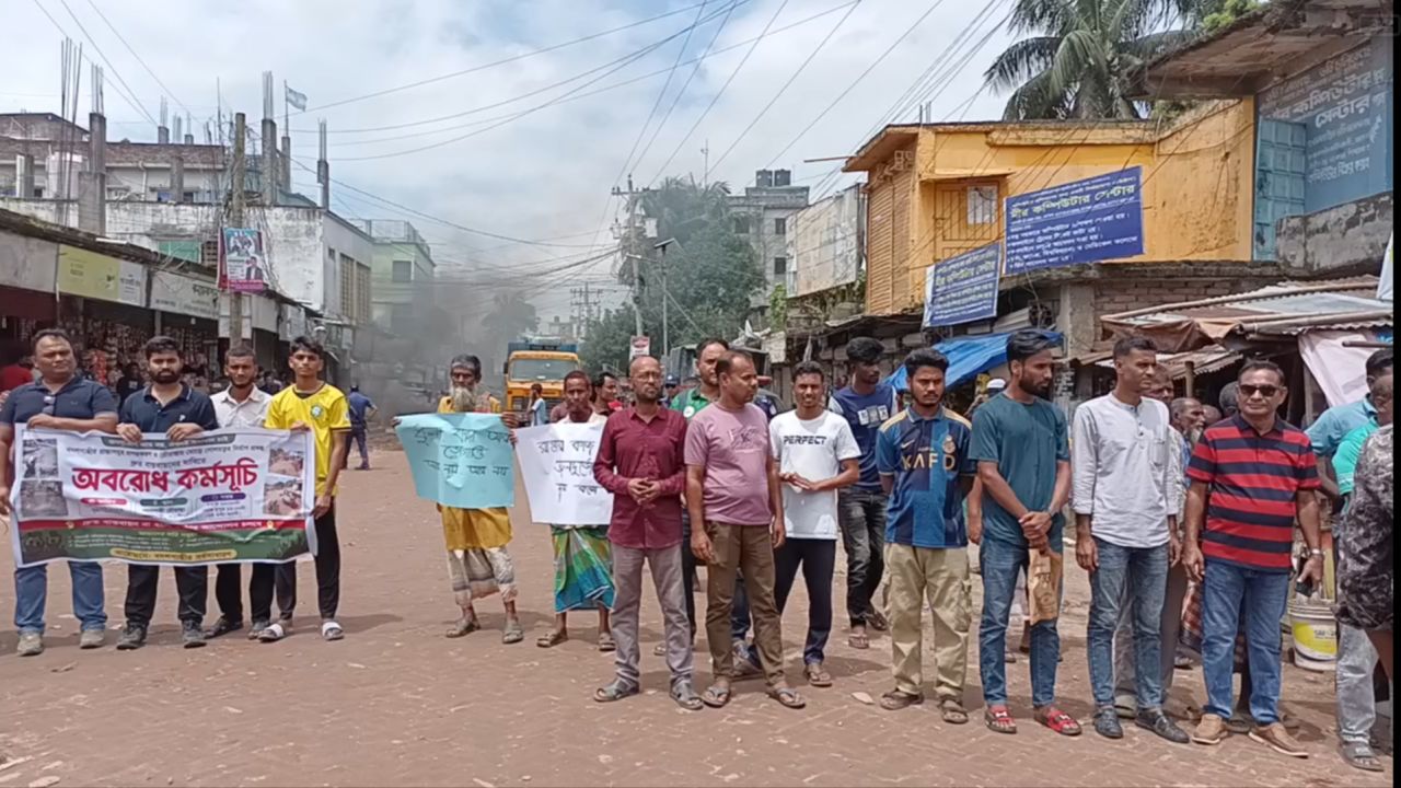 গোলচত্বর ও সড়ক প্রশস্তকরণের দাবিতে বদলগাছীতে দুই ঘণ্টা অবরোধ