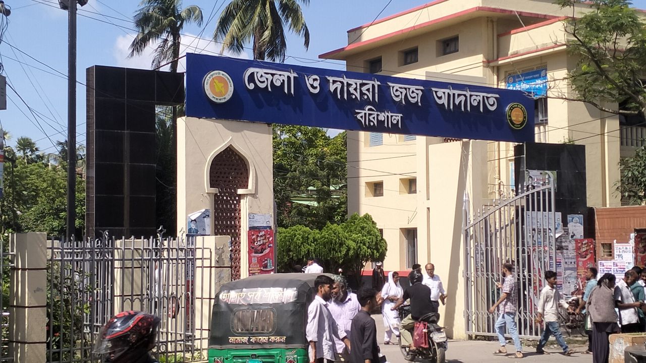 বরিশাল আদালত চত্বরে ককটেল বিস্ফোরণ, নিরাপত্তা জোরদার