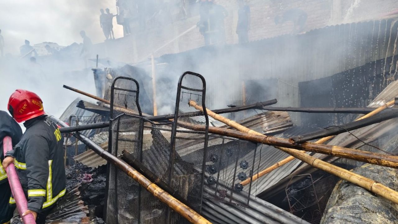 শ্যামলীতে বসতঘরে আগুন, নিয়ন্ত্রণে ২ ইউনিট