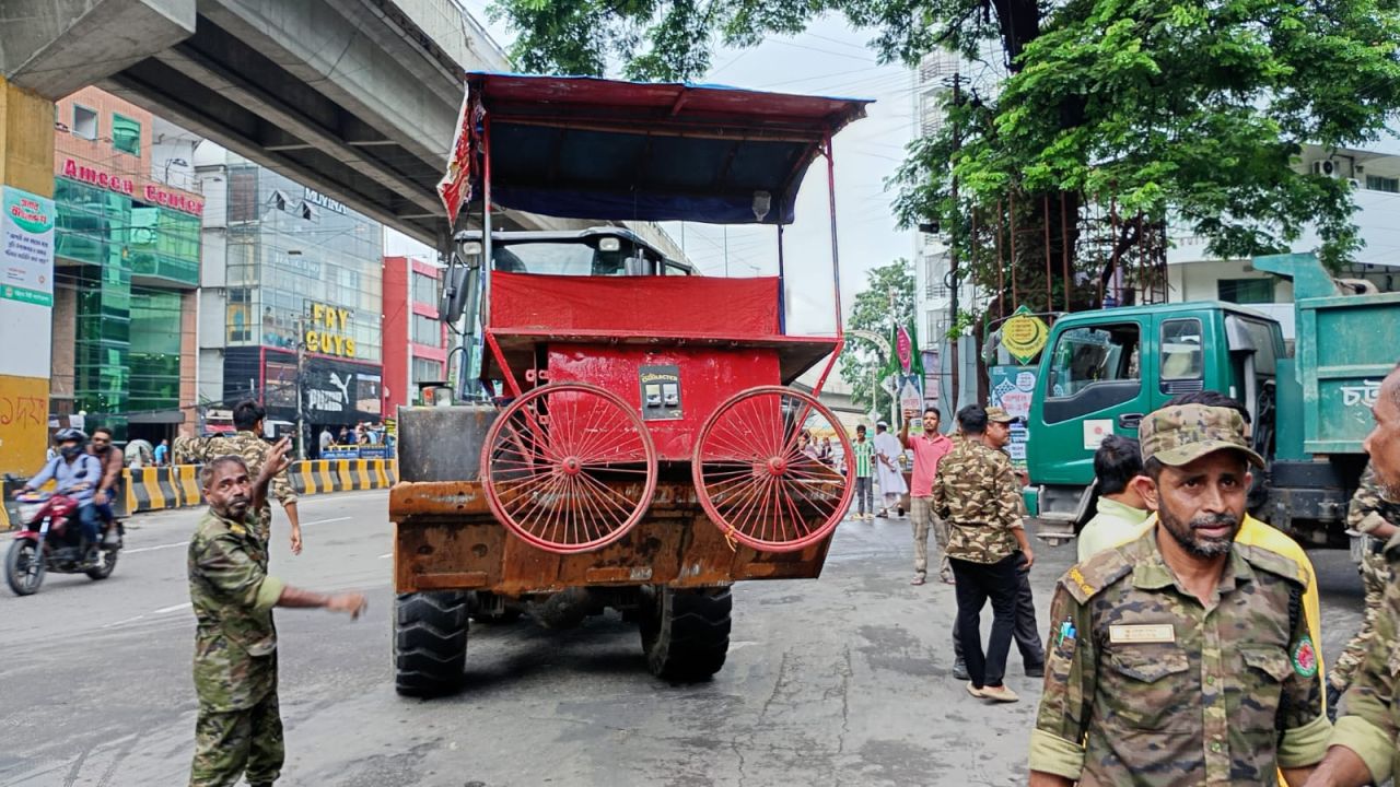 কাজীর দেউরীতে চসিকের অভিযান, ১০০ অবৈধ স্থাপনা উচ্ছেদ