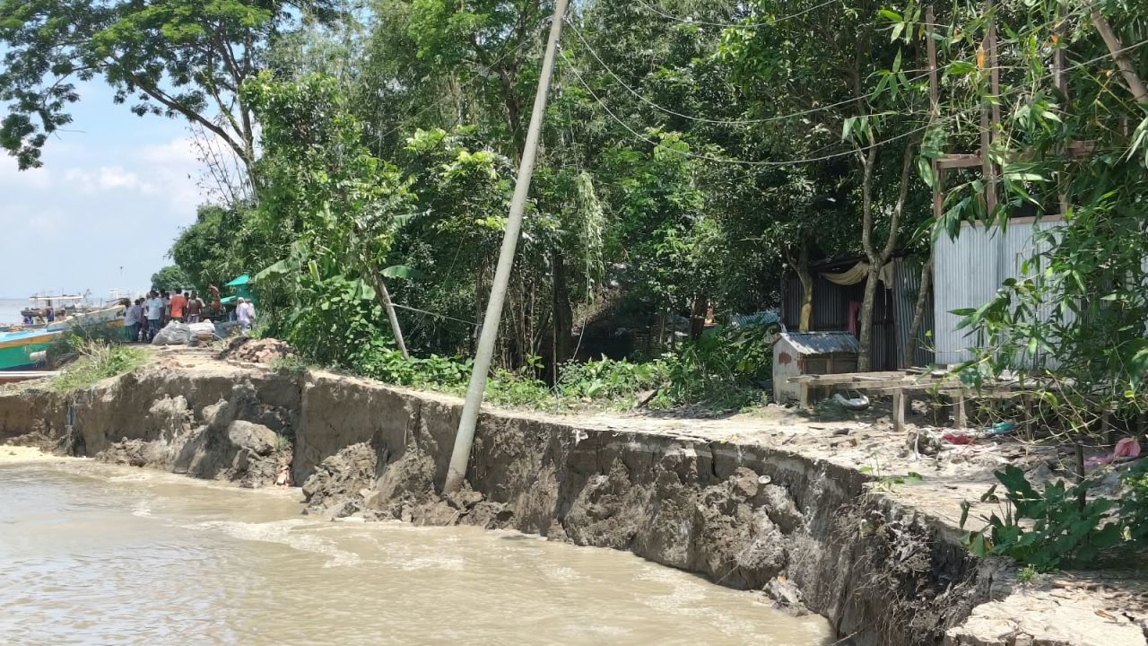 পদ্মার ভাঙনে জাজিরায় নিঃস্ব মানুষ, হুমকিতে ৫০০ পরিবার