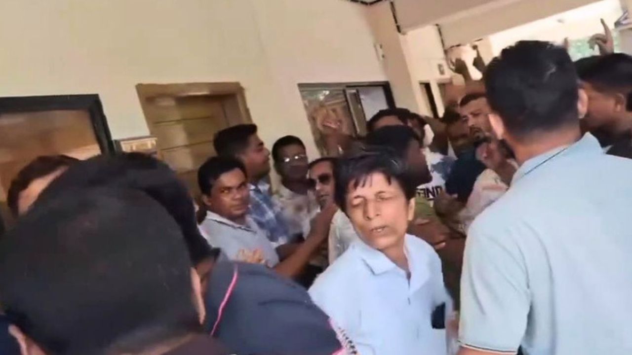 বানিয়াচংয়ে ফ্যামিলি কার্ডের নিয়োগে ‘অনিয়ম’ ইউএনও কার্যালয়ে বিক্ষোভ