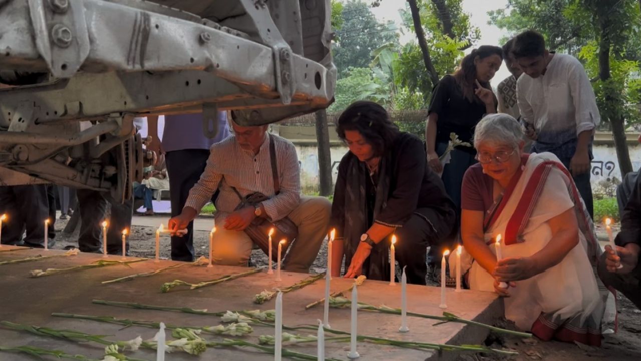 স্মৃতিস্থাপনায় প্রদীপ জ্বালিয়ে তারেক-মুনীরকে স্মরণ