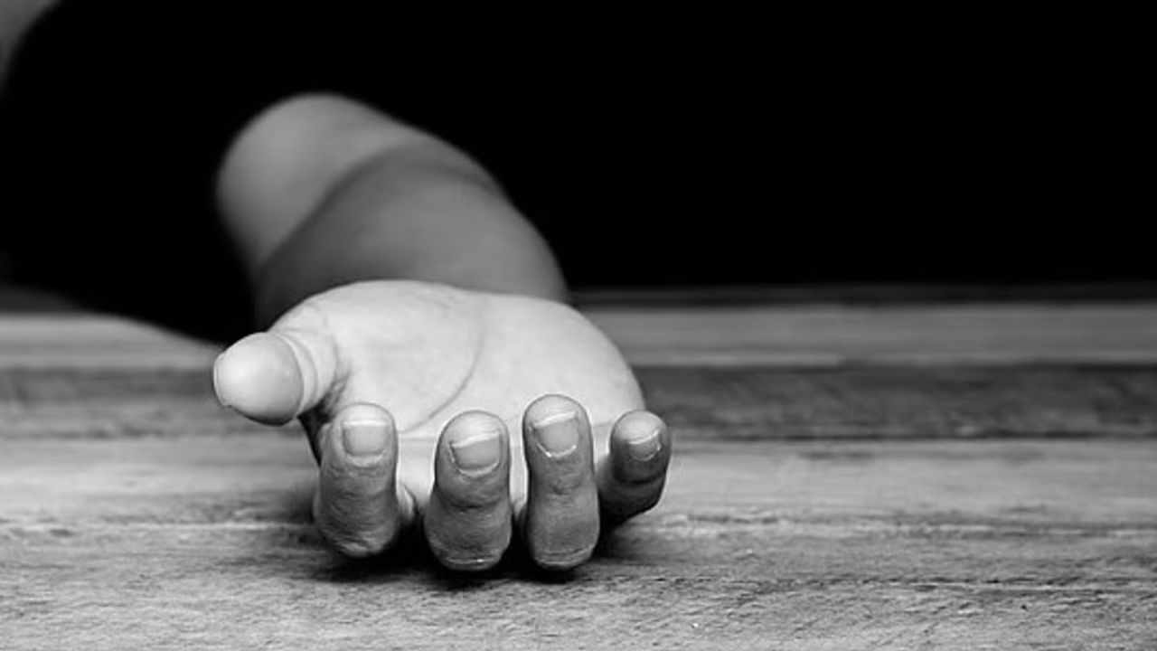 গলায় রুটি আটকে স্কুলছাত্রীর মৃত্যু