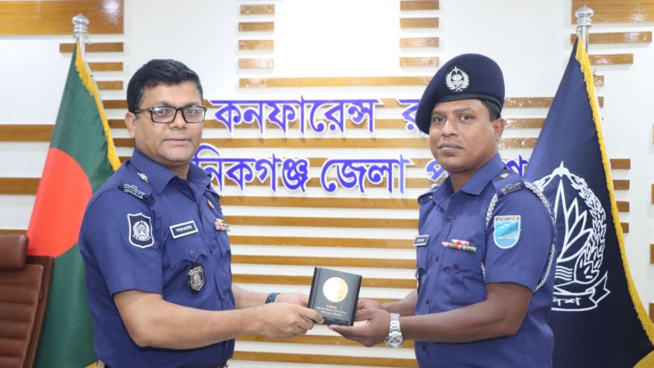 মানিকগঞ্জে মাসের শ্রেষ্ঠ ওসি হলেন সাটুরিয়ার মোশাররফ হোসেন