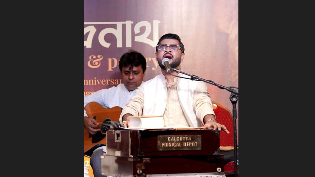 ‘ইতি রবীন্দ্রনাথ’-এ মুগ্ধতা ছড়ালেন স্বপ্নীল