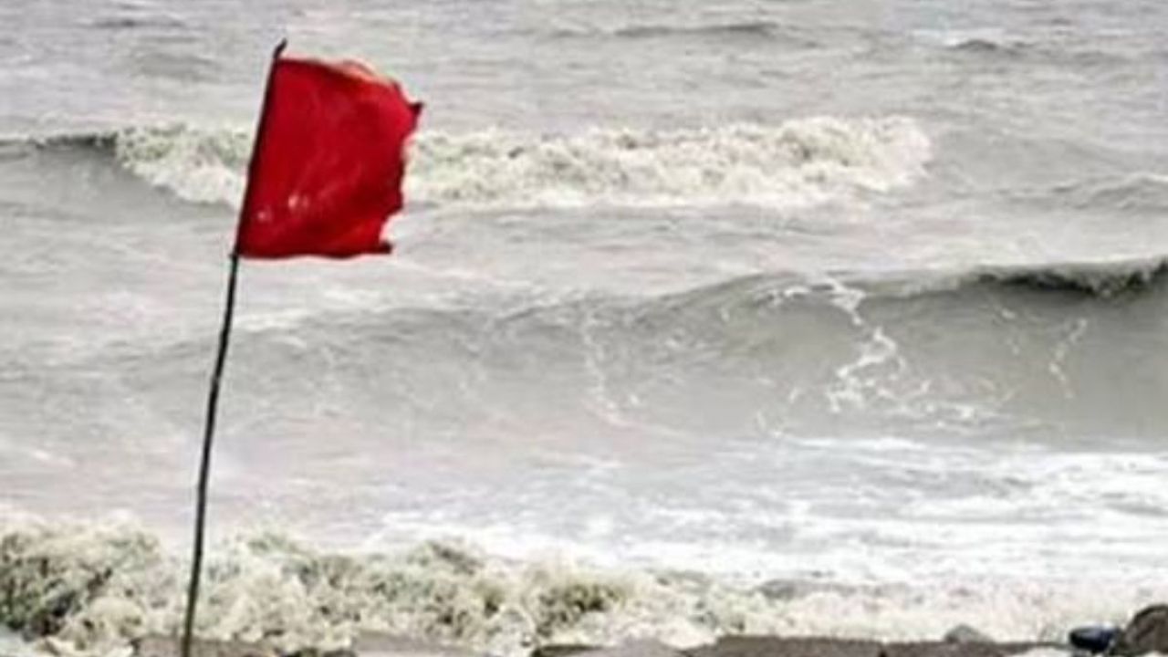 দেশের চার বন্দরে ৩ নম্বর সতর্ক সংকেত