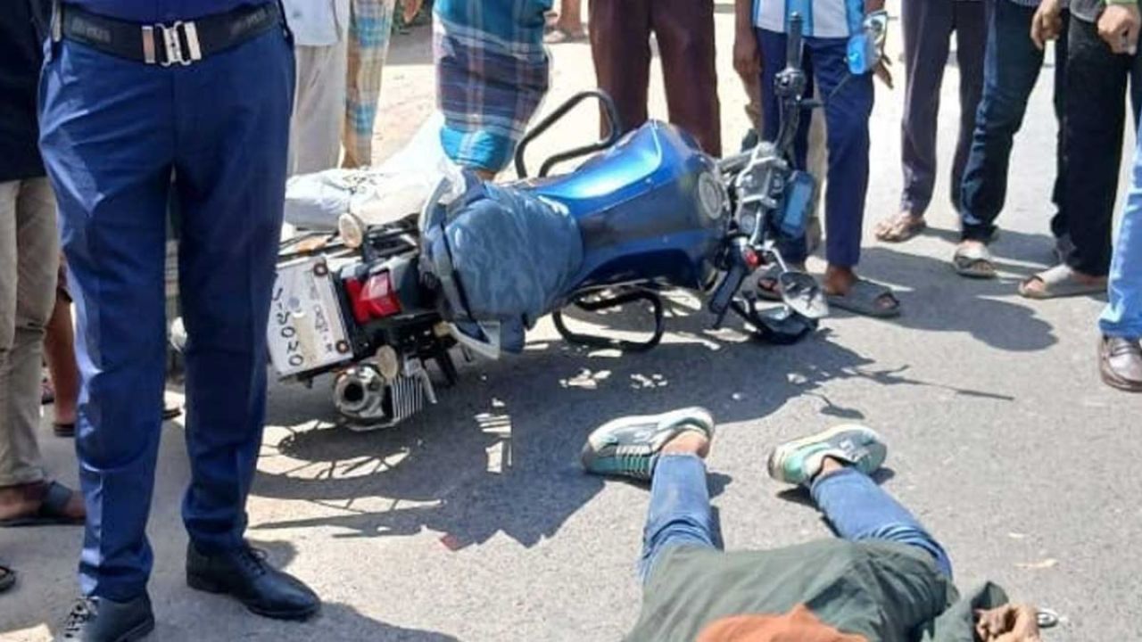  উল্টো পথের অটোরিকশা কেড়ে নিল যুবকের প্রাণ