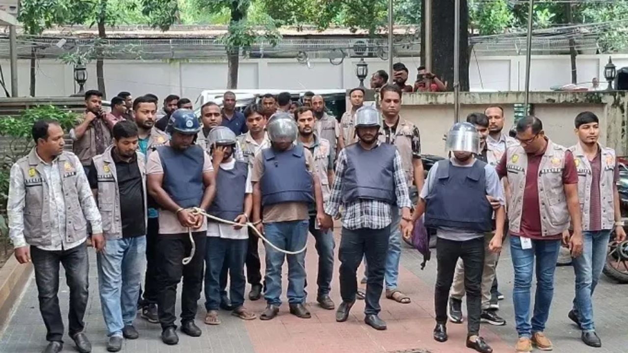র‍্যাবের ভুয়া পরিচয়ে কোটি টাকা ছিনতাই: অস্ত্র ও প্রযুক্তিসহ গ্রেফতার ৫