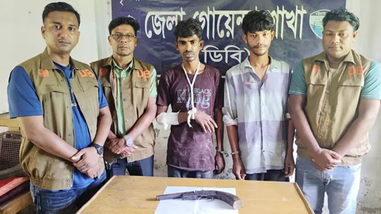 মাদরাসায় অস্ত্রসহ ২ যুবক গ্রেপ্তার