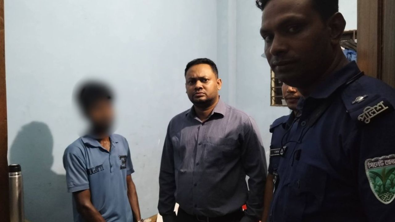 মাদক সেবনের সময় হাতেনাতে আটক যুবক