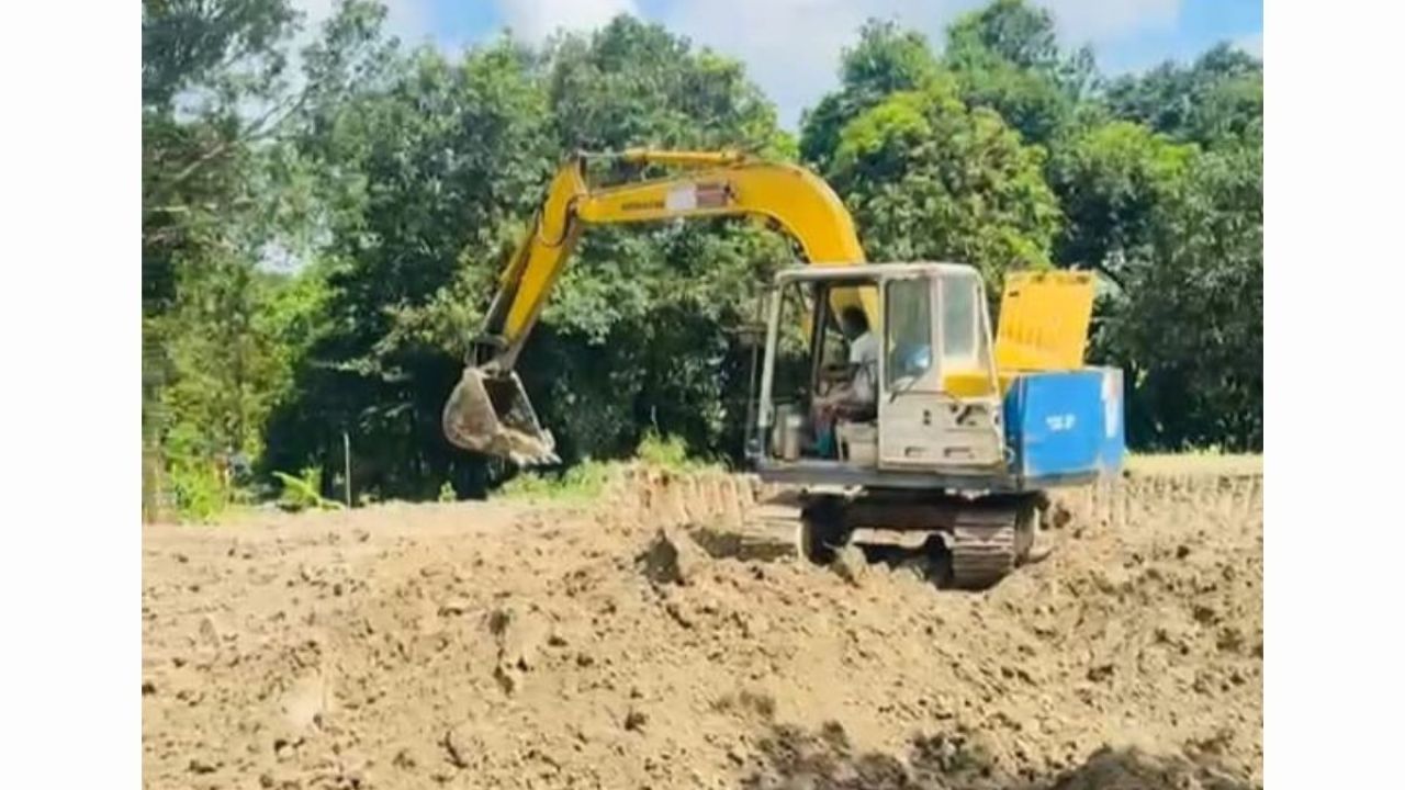 সংরক্ষিত প্রত্নস্থানে প্রকাশ্য দিবালোকে মাটি কাটা, বিক্রির অভিযোগ 