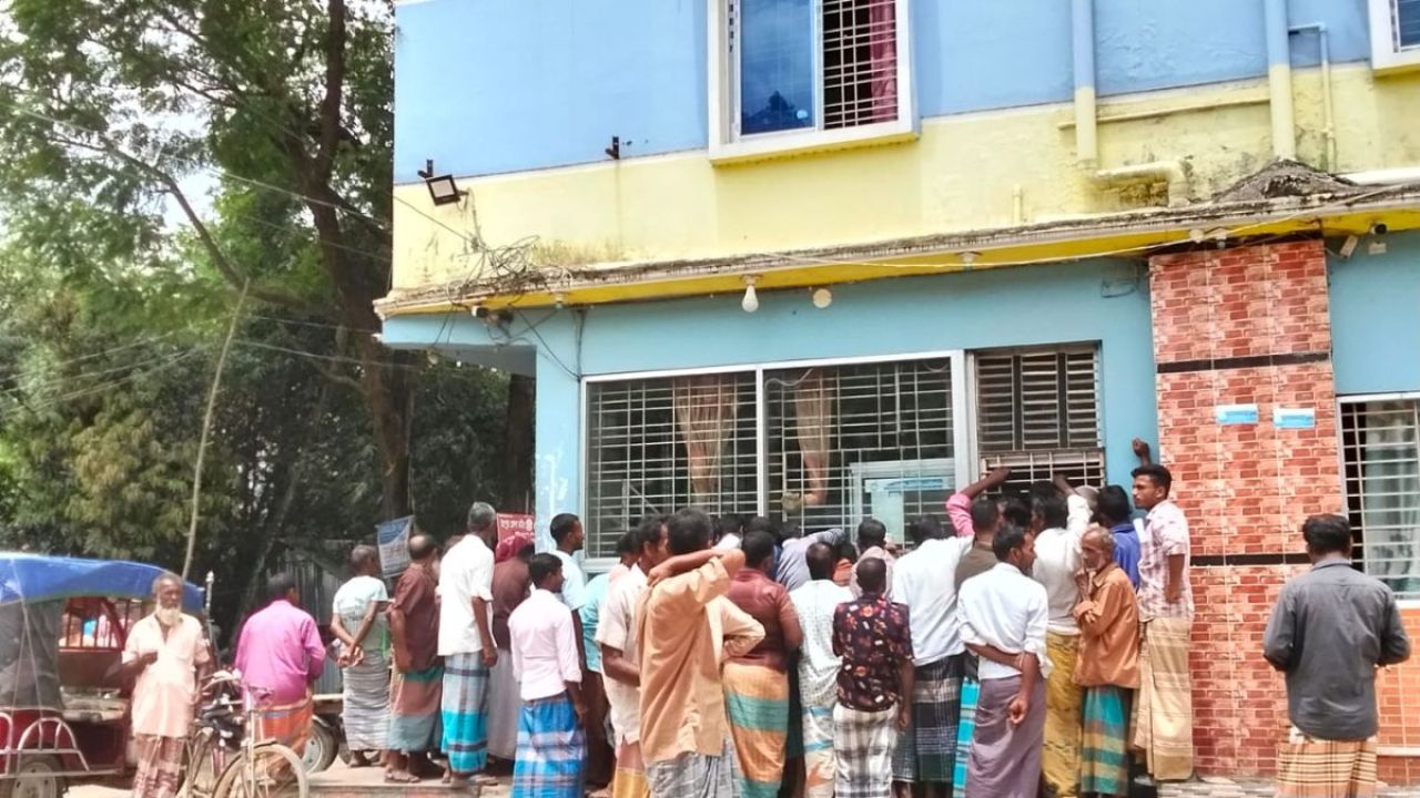 মিঠাপুকুরে সারের জন্য কৃষকদের হাহাকার